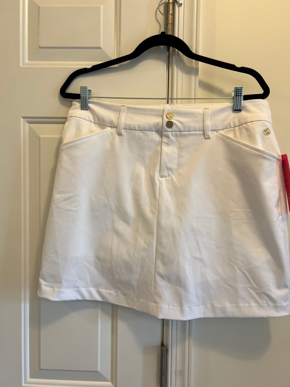 Lilly Pulitzer White Women’s Skort 3 small dots on front. See photos.